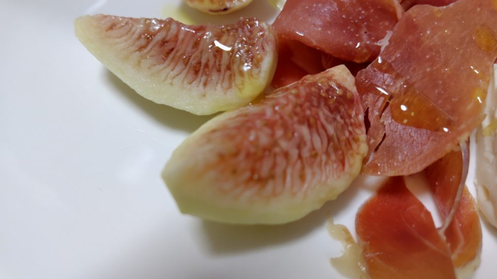 皮をむいたいちじくを皿に盛り付けた