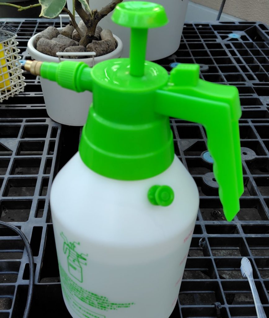 霧吹きに液をいれた様子