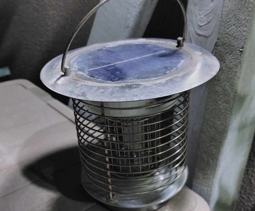 夜のソーラー殺虫器、電撃殺虫器の様子１