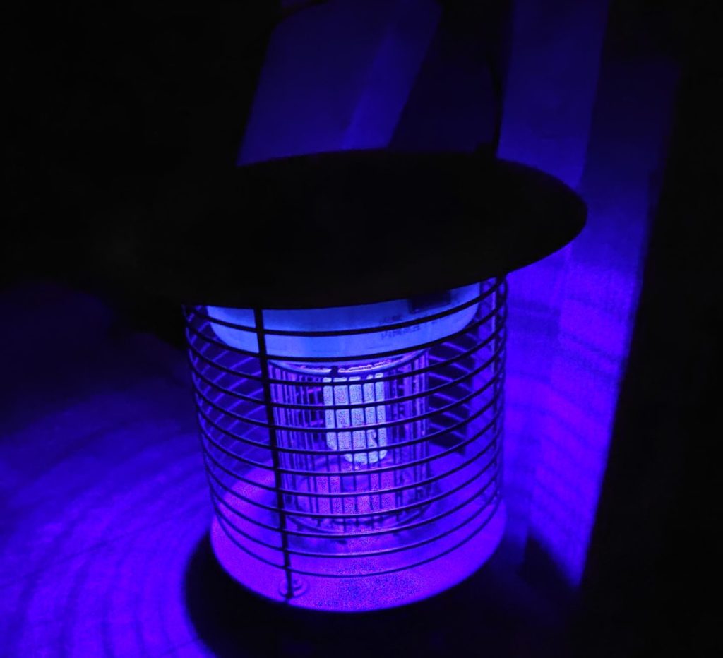 ソーラー殺虫器、電撃殺虫器の夜の様子