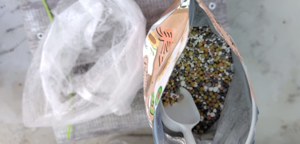 化成肥料を準備する様子