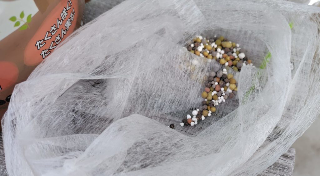 化成肥料を水切りネットに入れる