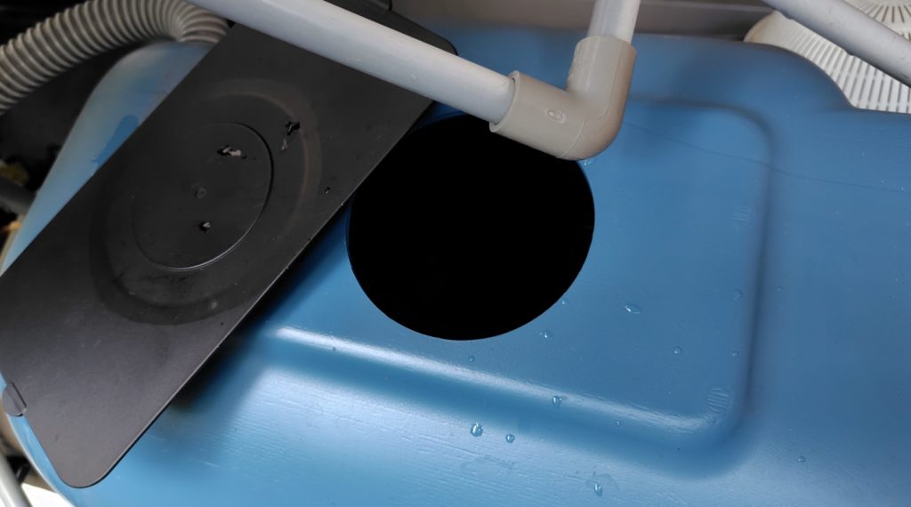 雨水タンクの蓋と中の様子