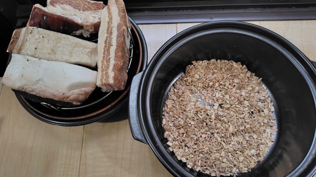 さくらとリンゴのチップを敷いた鍋