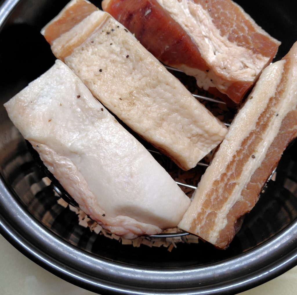 ベーコンの燻煙を開始