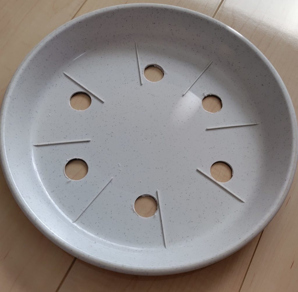 受け皿に穴をあけた状態