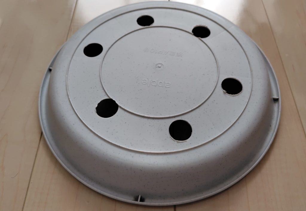 受け皿に穴を開けた状態