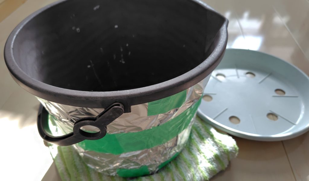 ばけつにアルミホイルをまく