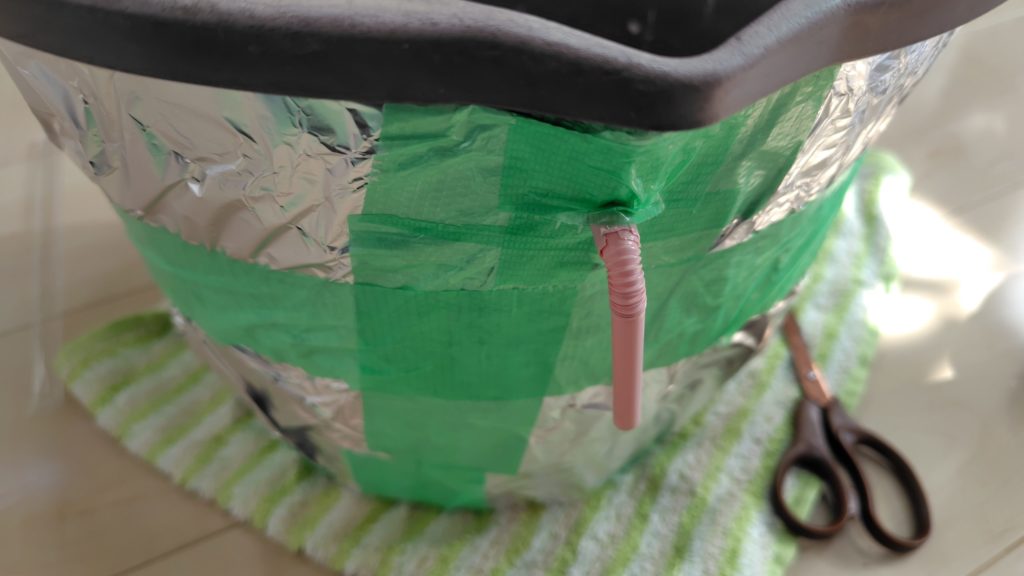 バケツにストローをさした様子