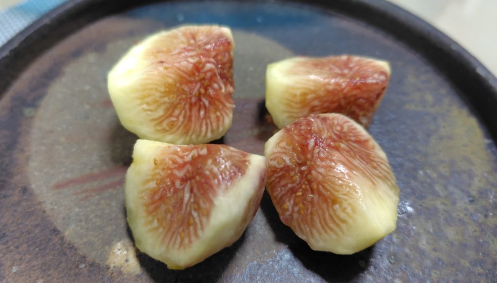 ヌアール・ド・Kを皿に盛りつけた状態